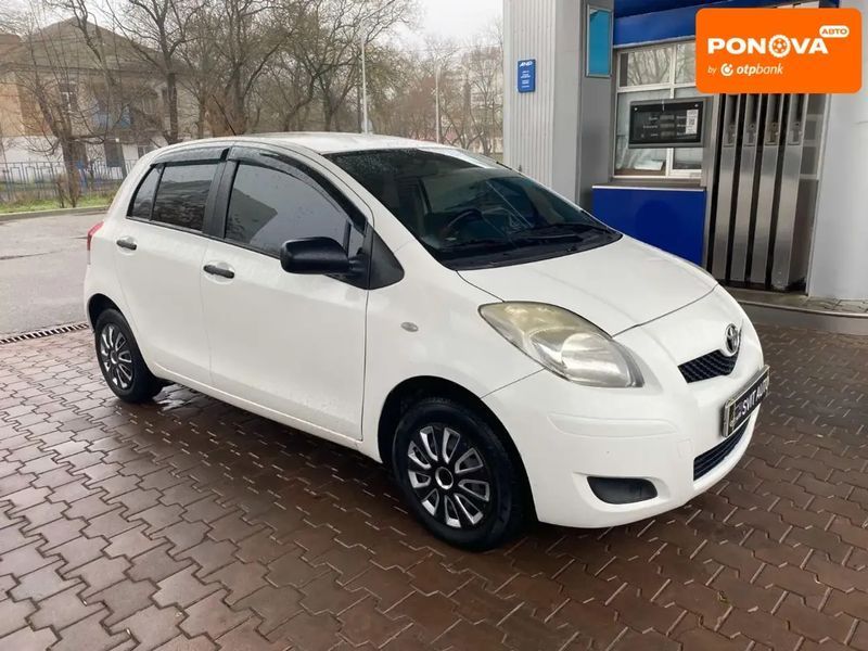 Toyota Yaris, 2010 р., Бензин, 197 тис. км, Хетчбек, Білий, Миколаїв AT-10405182 фото