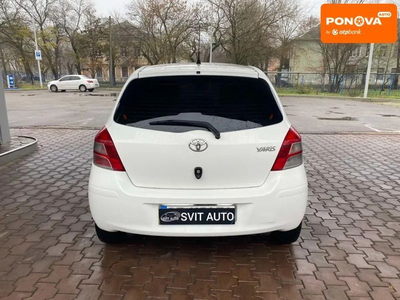 Toyota Yaris, 2010 р., Бензин, 197 тис. км, Хетчбек, Білий, Миколаїв AT-10405182 фото