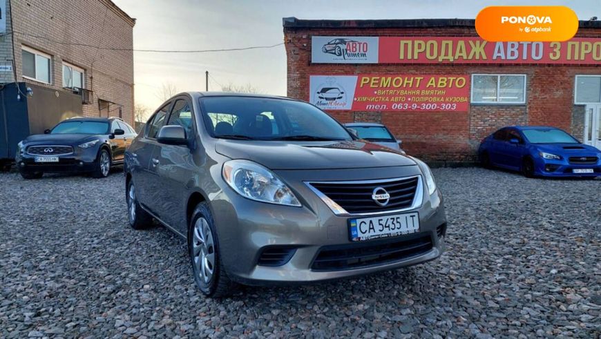 Nissan Versa, 2013, Газ пропан-бутан / Бензин, 1.6 л., 197 тыс. км, Седан, Серый, Смела 5755 фото