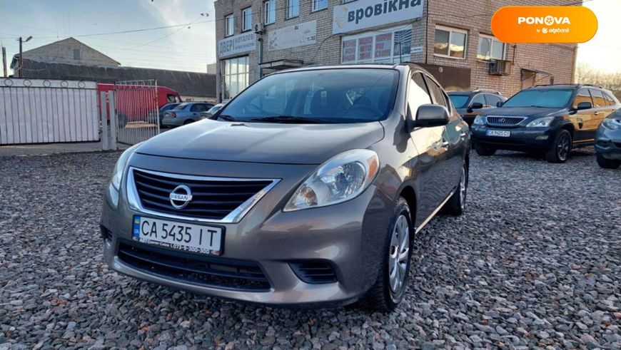 Nissan Versa, 2013, Газ пропан-бутан / Бензин, 1.6 л., 197 тыс. км, Седан, Серый, Смела 5755 фото