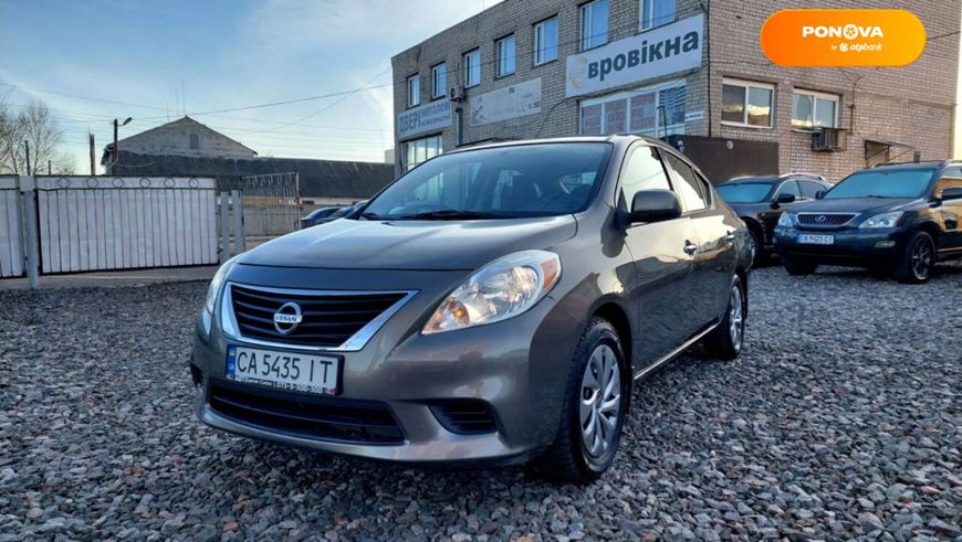 Nissan Versa, 2013, Газ пропан-бутан / Бензин, 1.6 л., 197 тыс. км, Седан, Серый, Смела 5755 фото