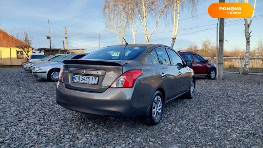 Nissan Versa, 2013, Газ пропан-бутан / Бензин, 1.6 л., 197 тыс. км, Седан, Серый, Смела 5755 фото