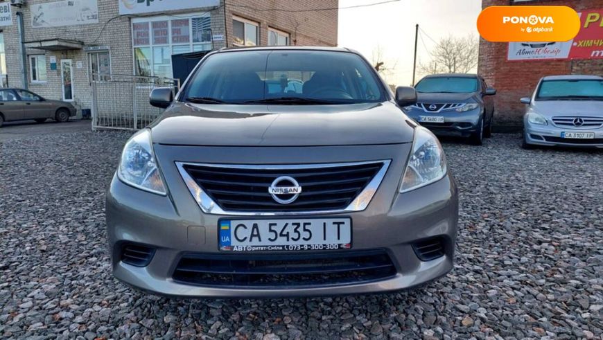 Nissan Versa, 2013, Газ пропан-бутан / Бензин, 1.6 л., 197 тыс. км, Седан, Серый, Смела 5755 фото