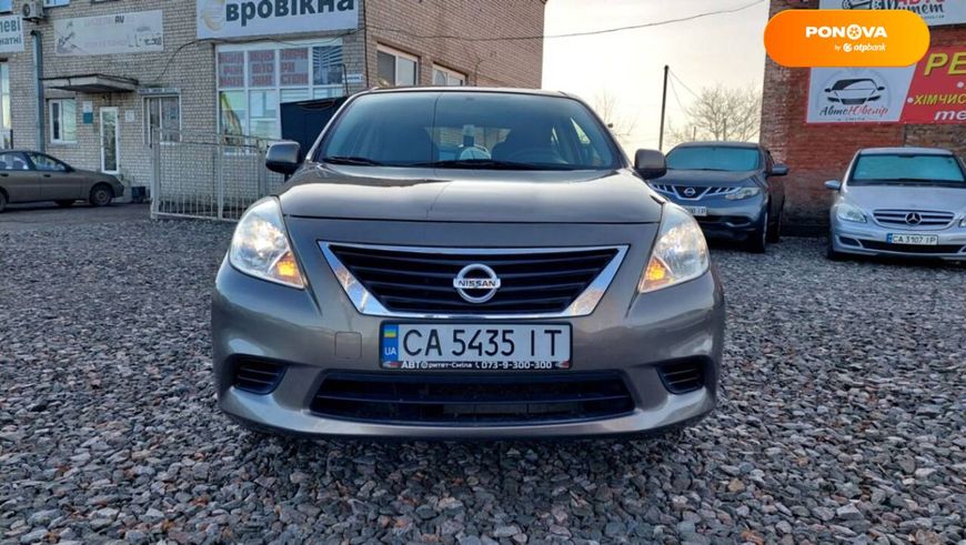 Nissan Versa, 2013, Газ пропан-бутан / Бензин, 1.6 л., 197 тыс. км, Седан, Серый, Смела 5755 фото