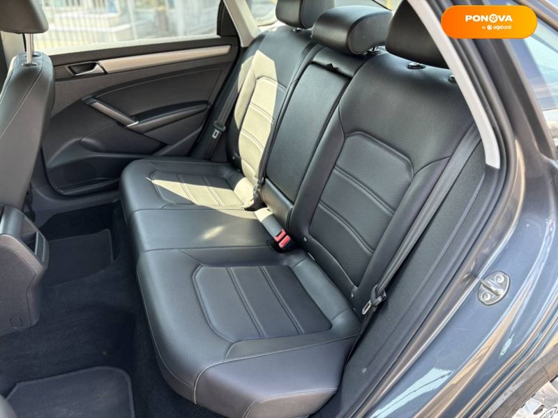 Volkswagen Passat, 2019, Бензин, 2 л., 111 тис. км, Седан, Сірий, Київ 110008 фото