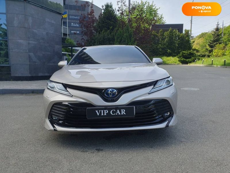 Toyota Camry, 2019, Гібрид (PHEV), 2.49 л., 89 тис. км, Седан, Сірий, Київ 42206 фото