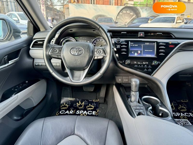 Toyota Camry, 2018, Гібрид (HEV), 2.49 л., 129 тис. км, Седан, Сірий, Одеса 35517 фото